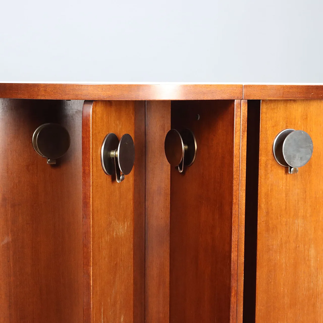 Appendiabiti in legno con piano in vetro bianco, '900 6