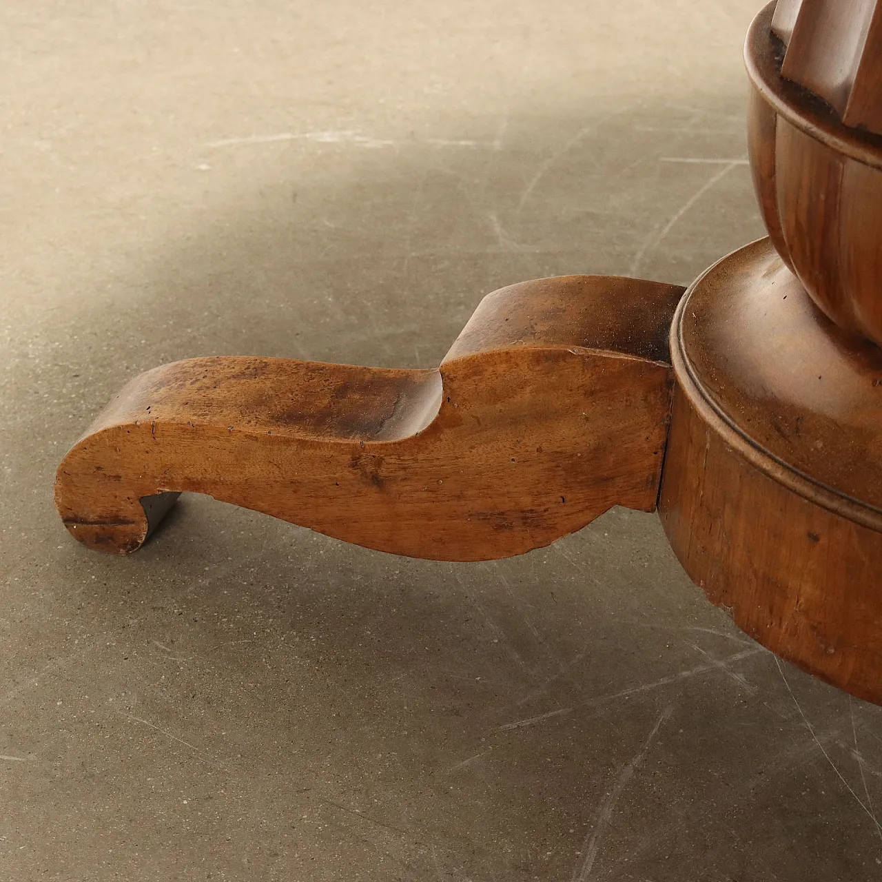 Tavolo rotondo in noce con cassetto, '800 9