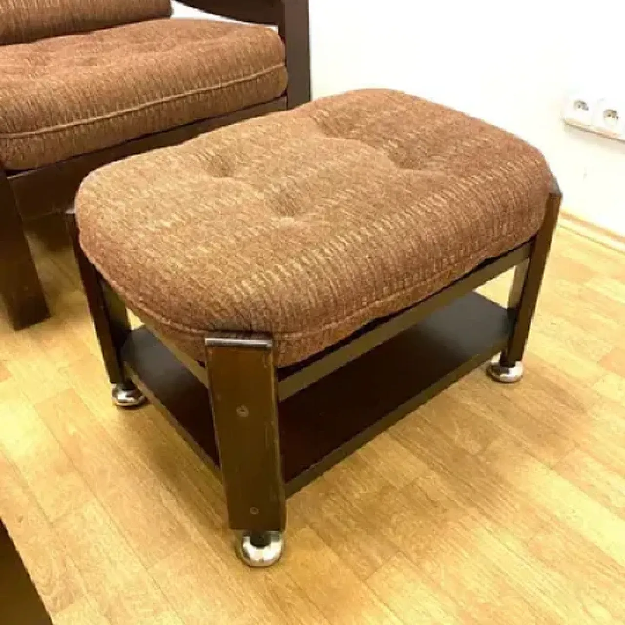 Coppia di poltrone con poggiapiedi, anni '70 6