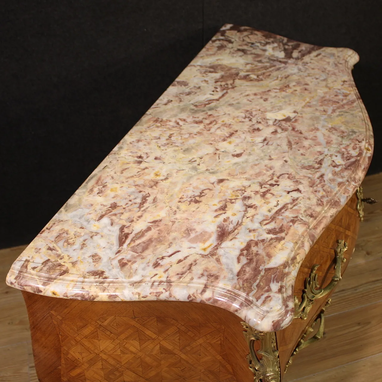 Comò francese intarsiato con piano in marmo, '900 9