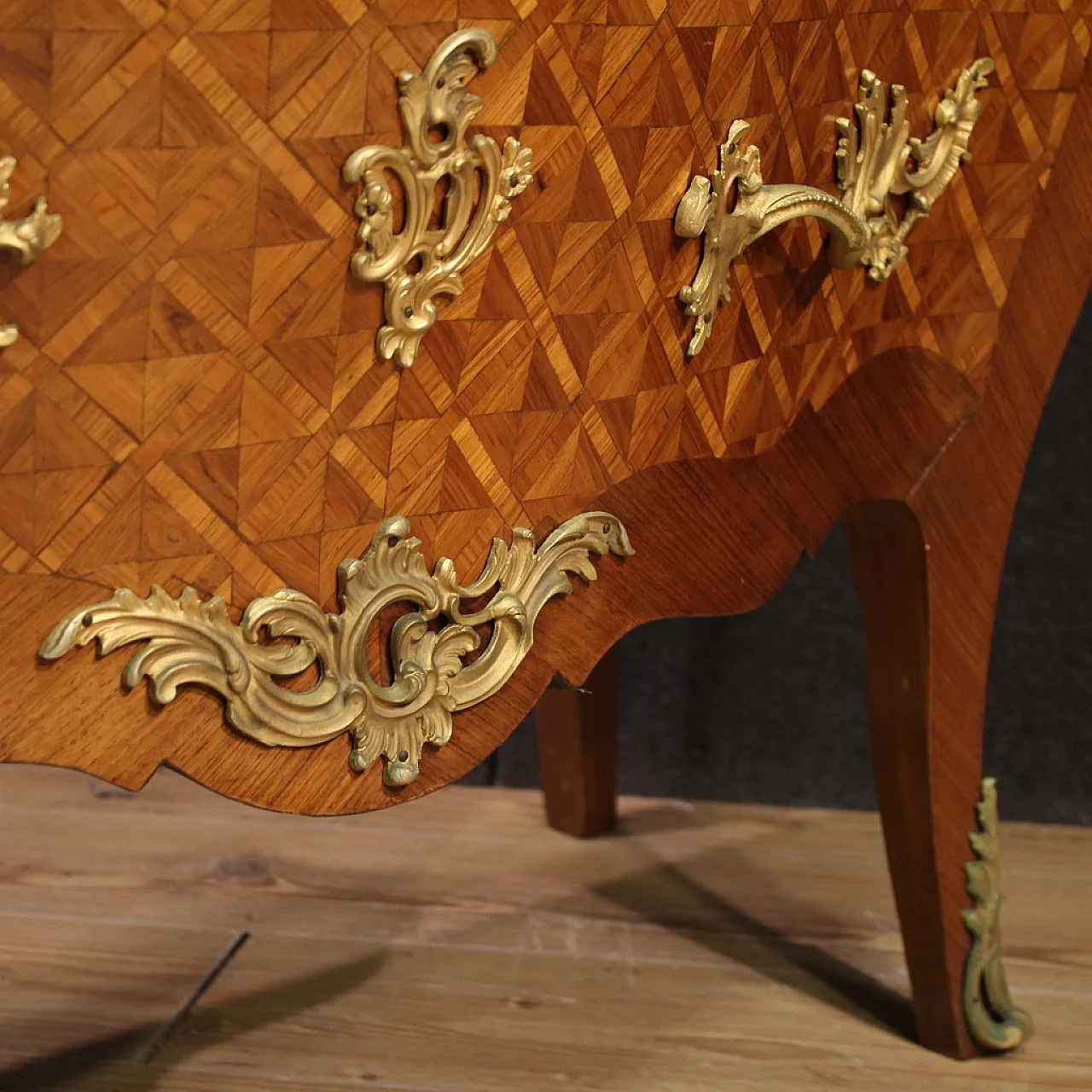 Comò francese intarsiato con piano in marmo, '900 12