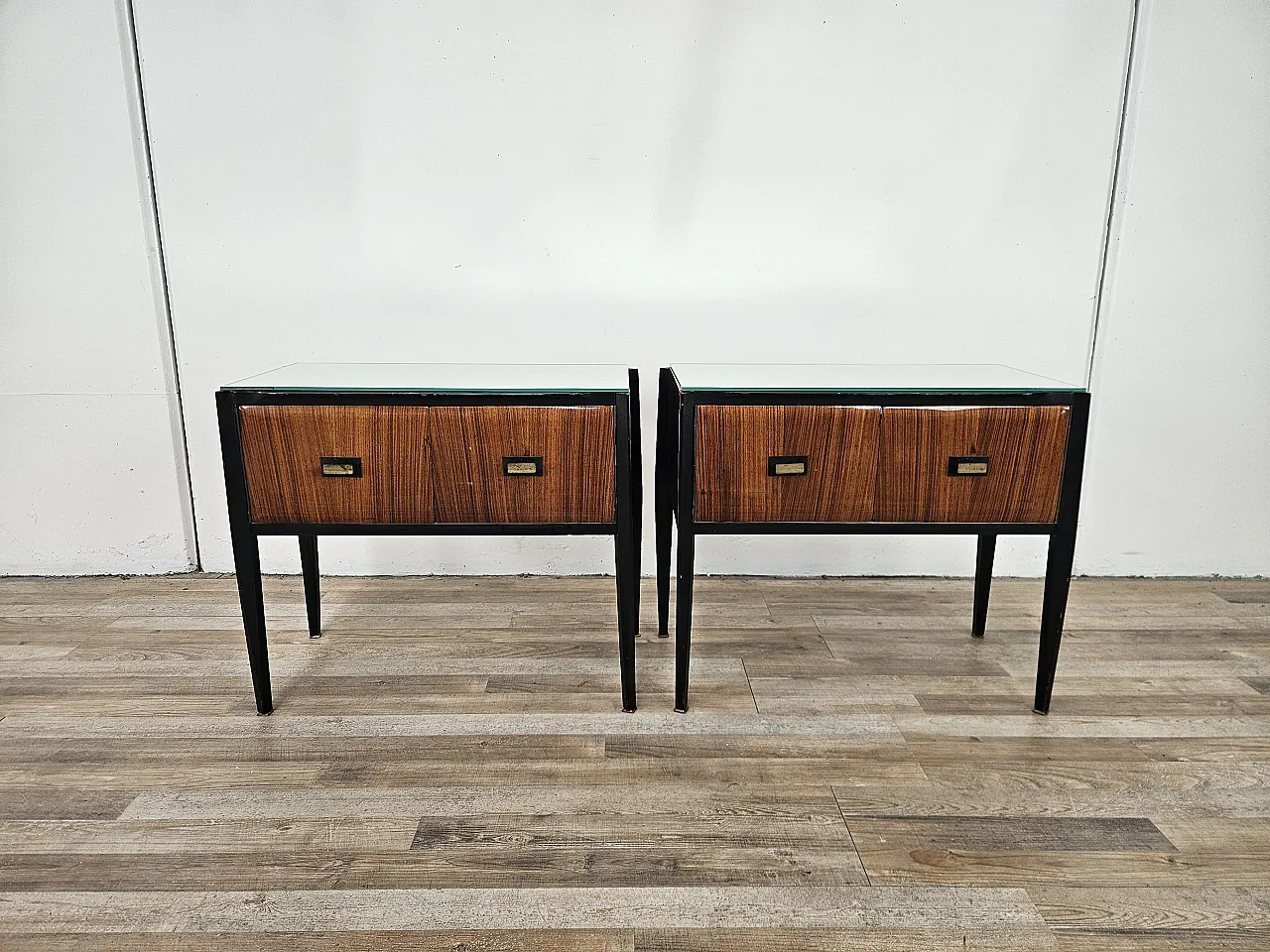 Coppia di comodini lineari con piano specchiato, anni '60 1