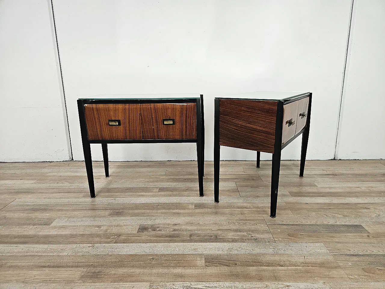 Coppia di comodini lineari con piano specchiato, anni '60 2