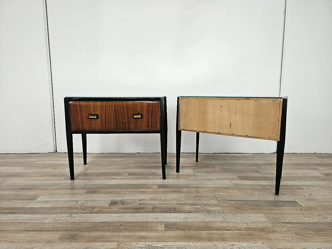 Coppia di comodini lineari con piano specchiato, anni '60 3
