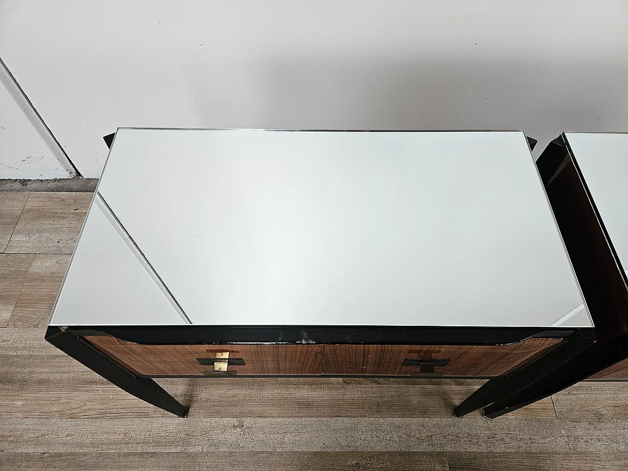 Coppia di comodini lineari con piano specchiato, anni '60 6