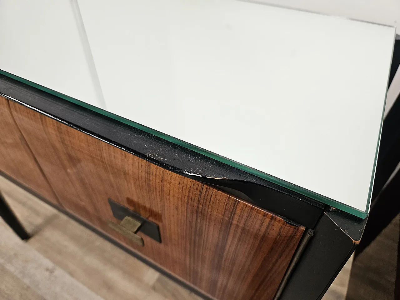 Coppia di comodini lineari con piano specchiato, anni '60 8