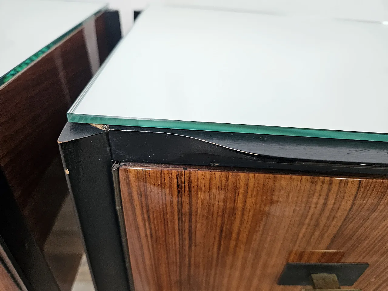 Coppia di comodini lineari con piano specchiato, anni '60 9