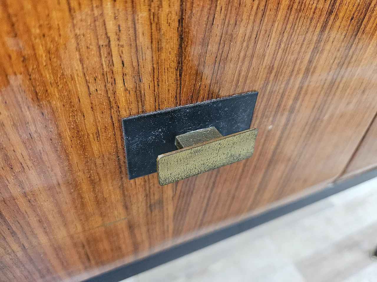 Coppia di comodini lineari con piano specchiato, anni '60 11