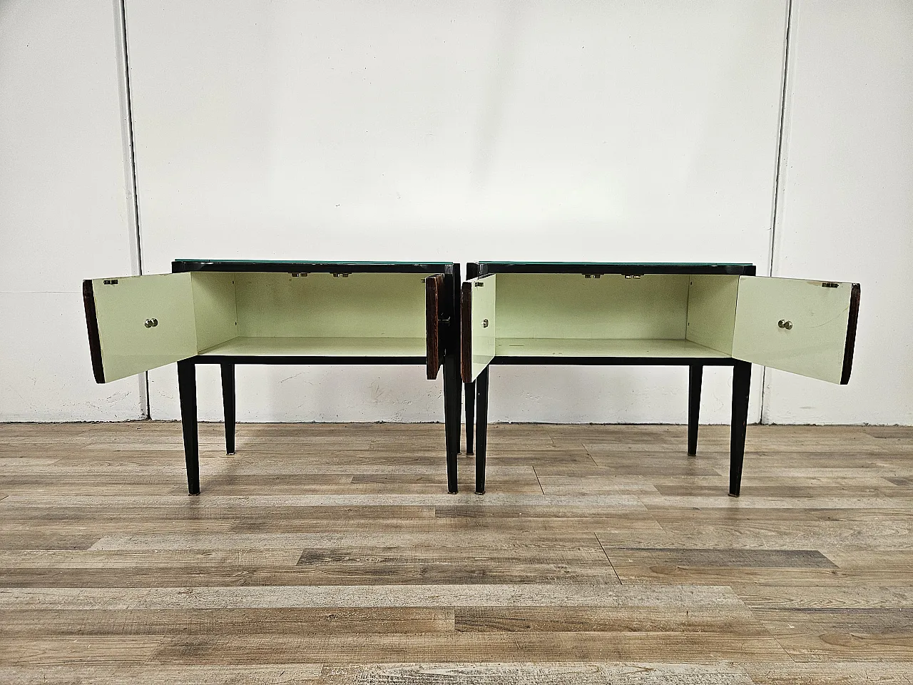 Coppia di comodini lineari con piano specchiato, anni '60 12