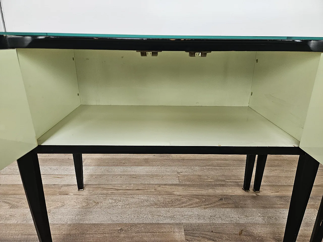 Coppia di comodini lineari con piano specchiato, anni '60 13