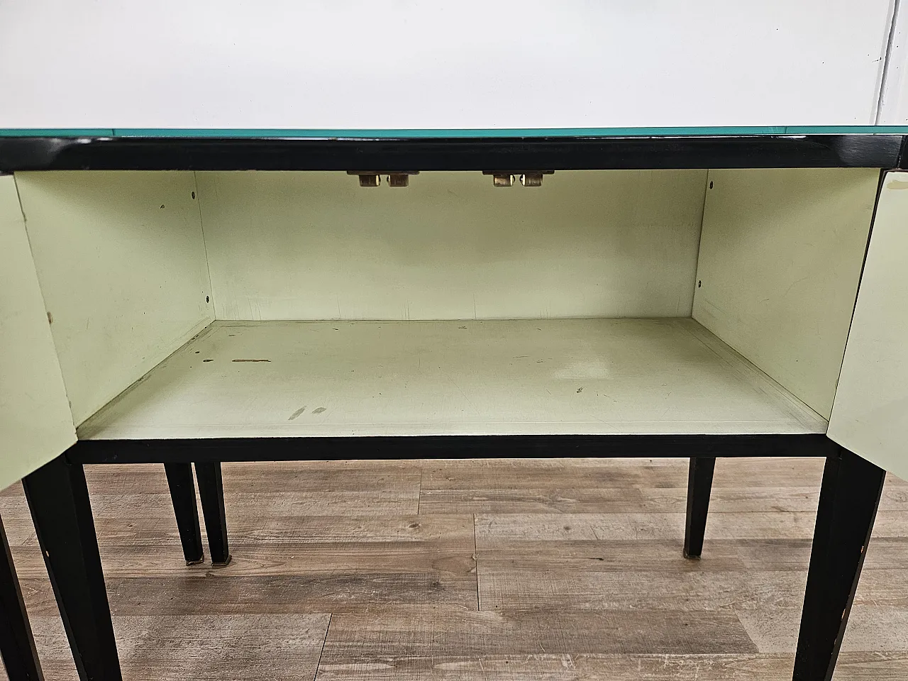 Coppia di comodini lineari con piano specchiato, anni '60 14