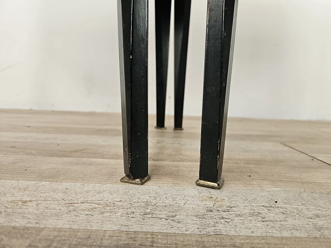 Coppia di comodini lineari con piano specchiato, anni '60 16