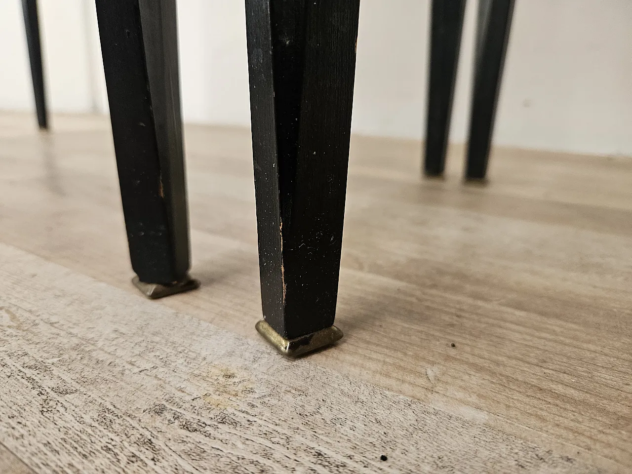 Coppia di comodini lineari con piano specchiato, anni '60 17