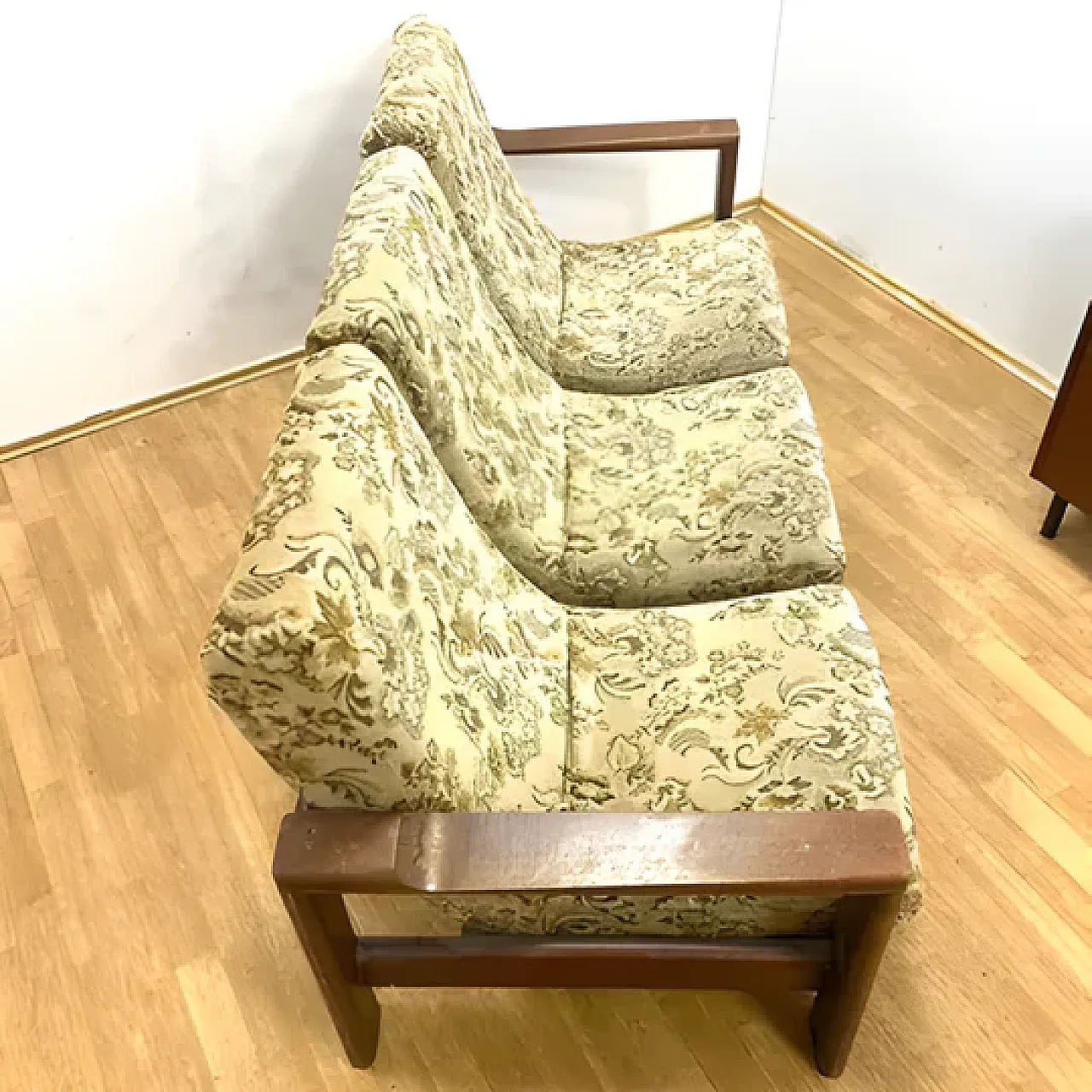 Divano con due sedie con struttura in legno massello, anni '70 3