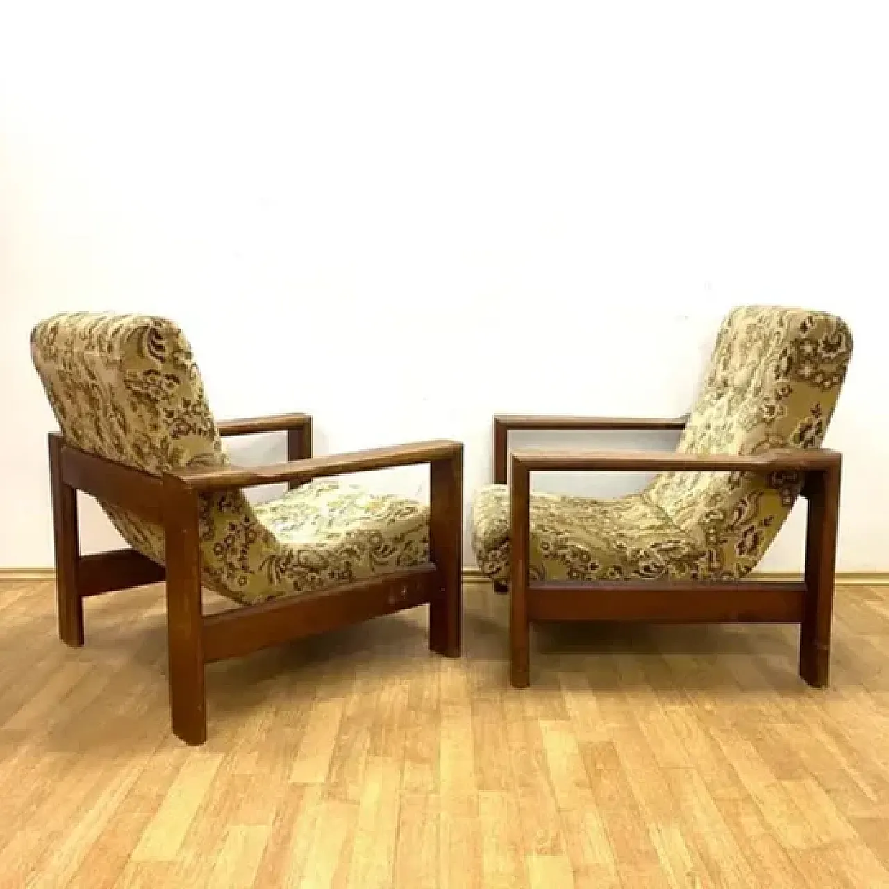 Divano con due sedie con struttura in legno massello, anni '70 4