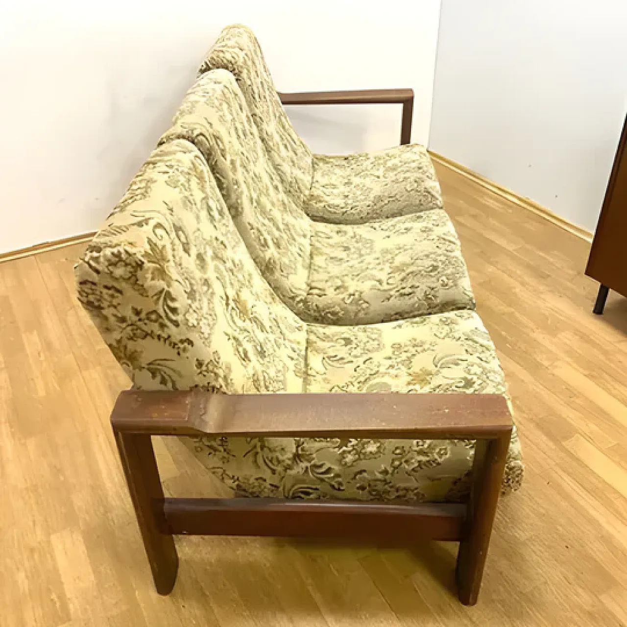 Divano con due sedie con struttura in legno massello, anni '70 7