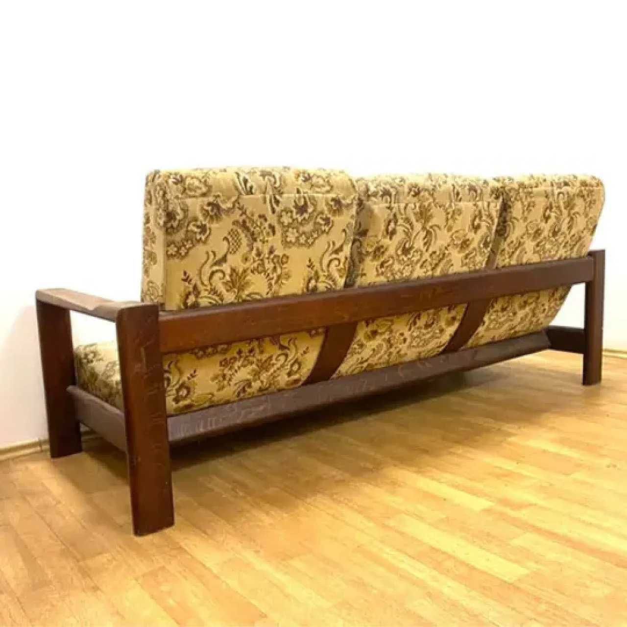 Divano con due sedie con struttura in legno massello, anni '70 10