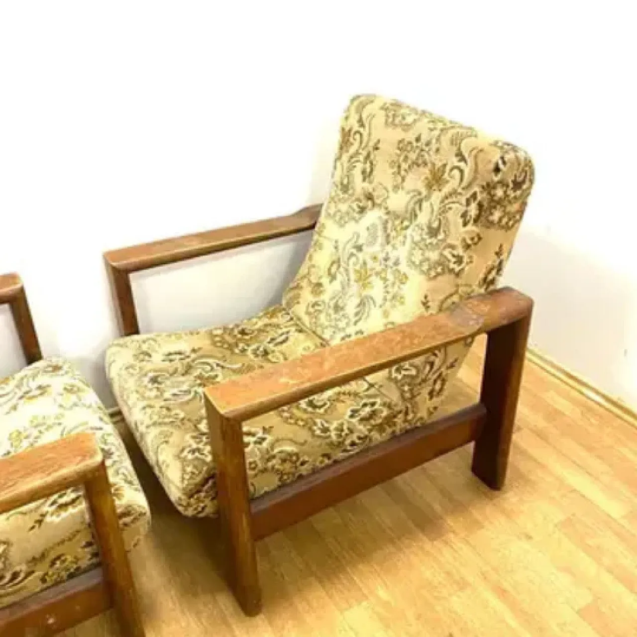 Divano con due sedie con struttura in legno massello, anni '70 11