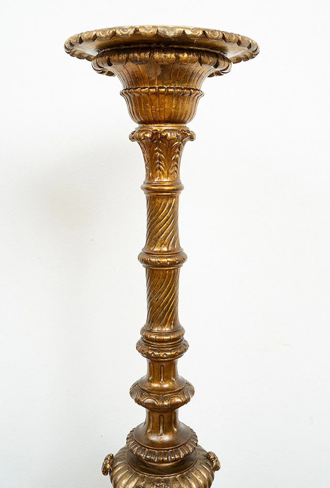 Pair of Florentine torch holders in gilded and carved wood, 19th c. 2