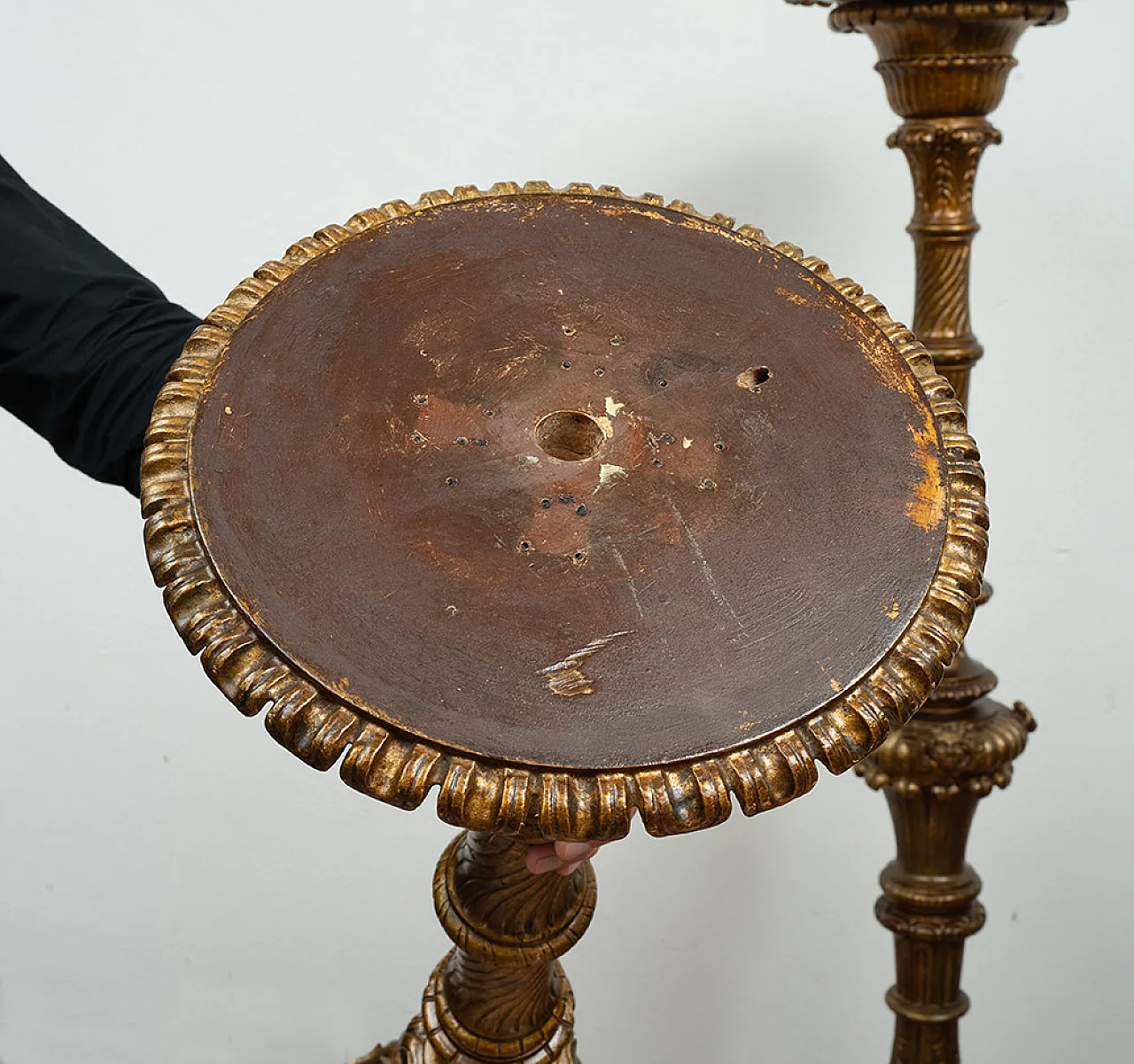 Pair of Florentine torch holders in gilded and carved wood, 19th c. 5