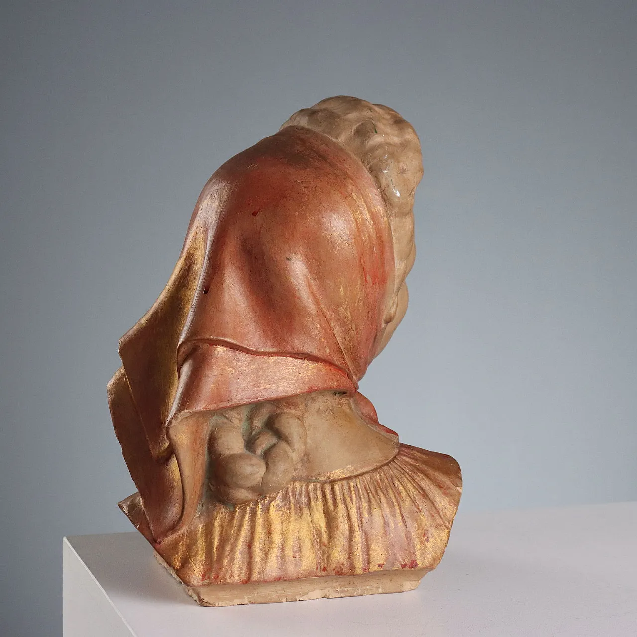 Female face in patinated terracotta, painted and gilded, 20th century 8