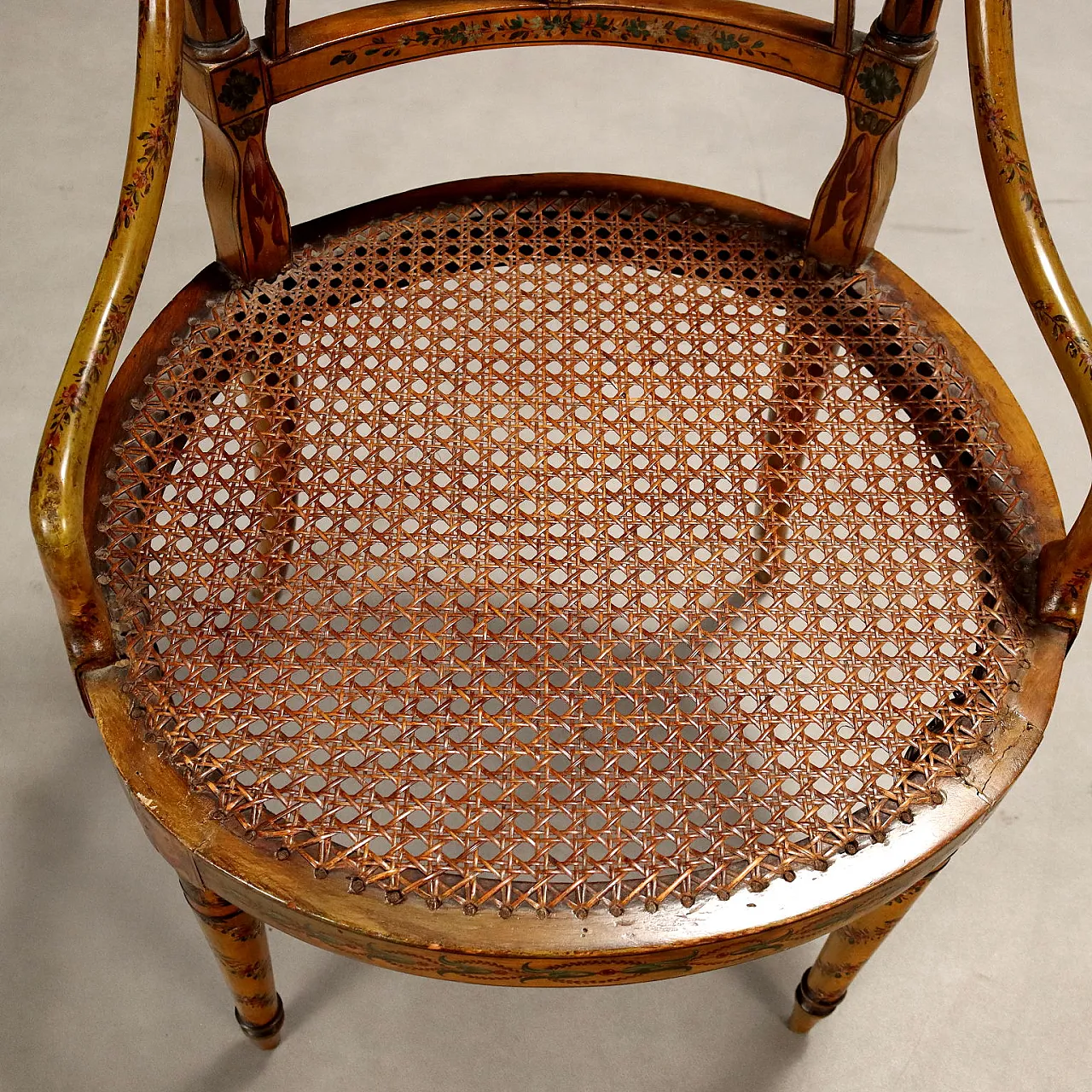 Coppia di poltrone in noce laccato e paglia di Vienna, metà '800 8