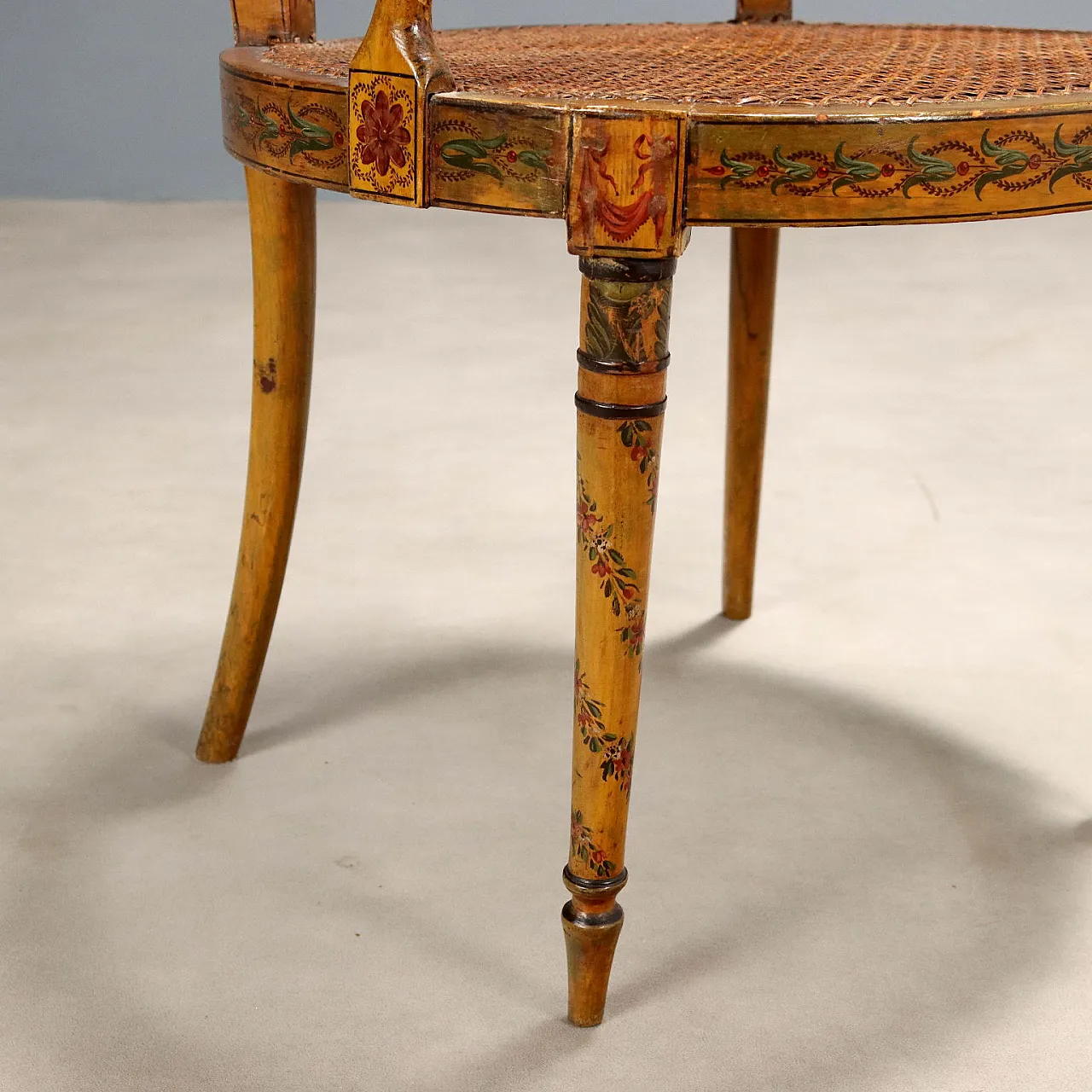 Coppia di poltrone in noce laccato e paglia di Vienna, metà '800 9