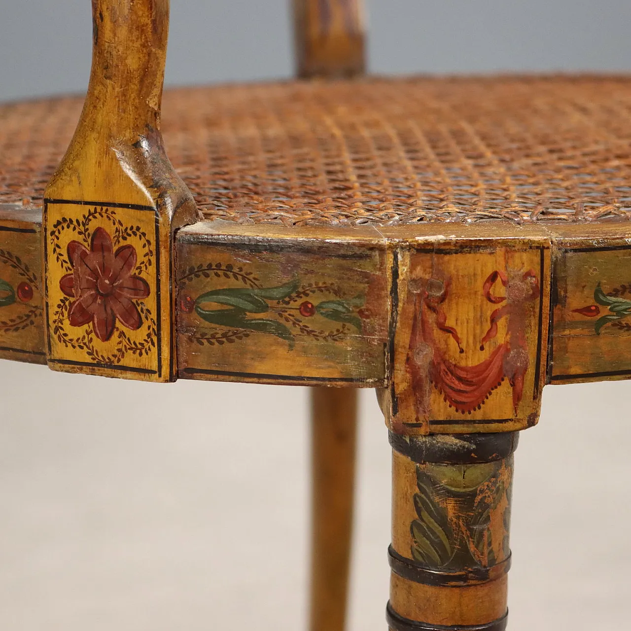 Coppia di poltrone in noce laccato e paglia di Vienna, metà '800 10