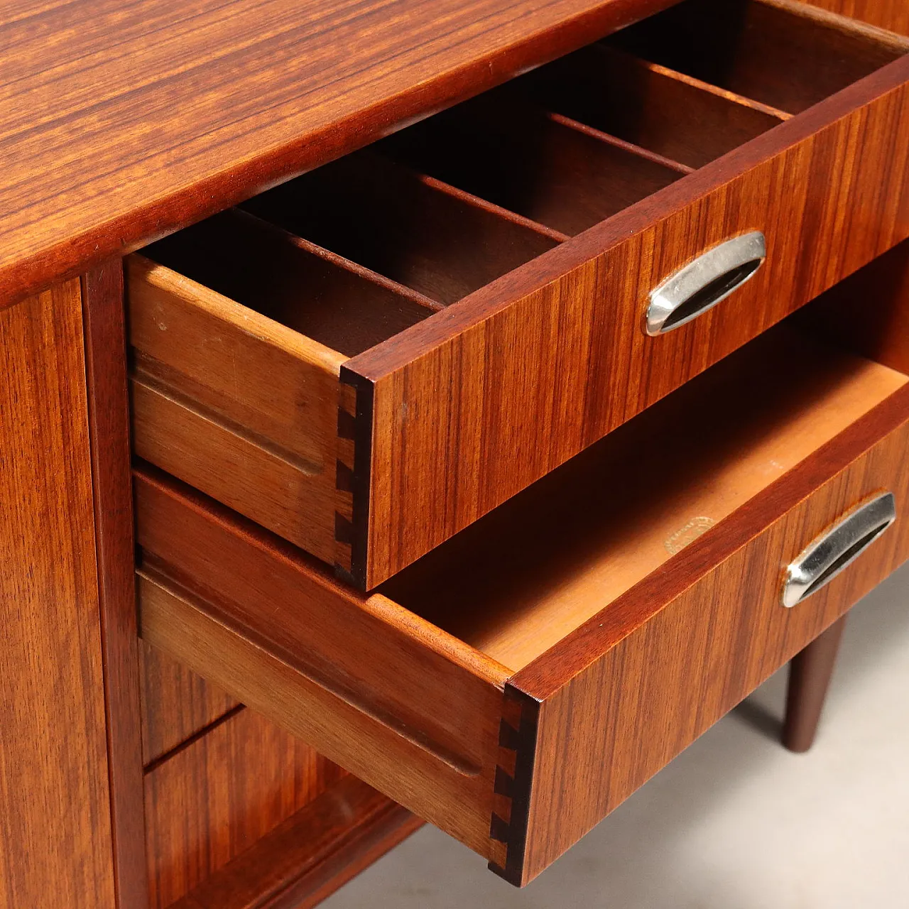 Credenza impiallacciata in teak e inserti in metallo, '900 8