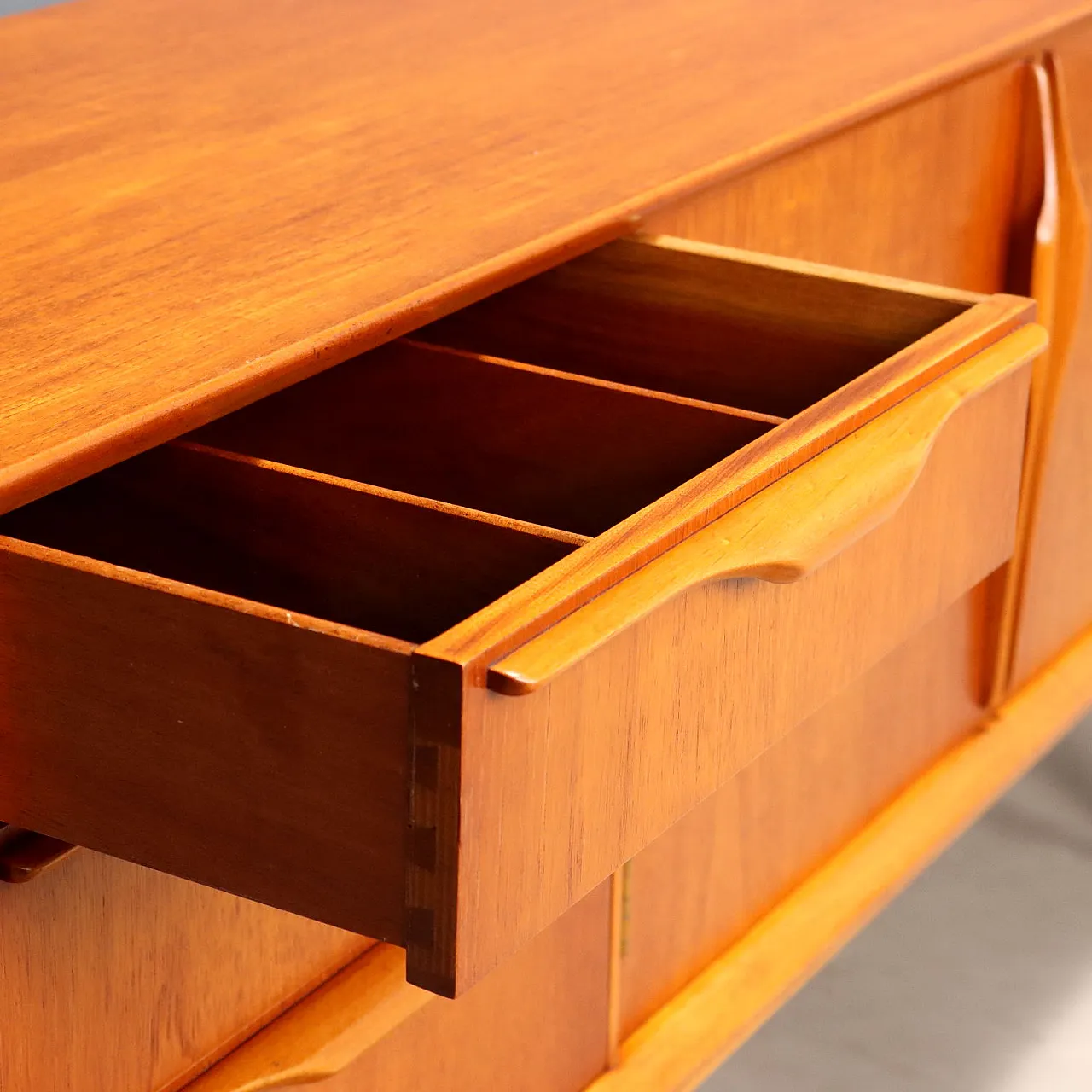 Credenza impiallacciata in teak, '900 6