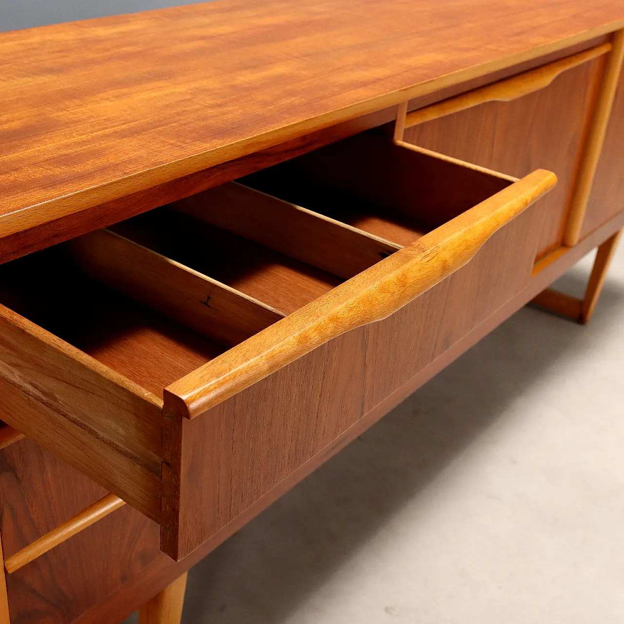 Credenza impiallacciata in teak, '900 5