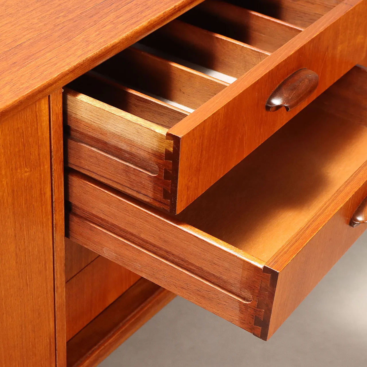 Credenza impiallacciata in teak, '900 5