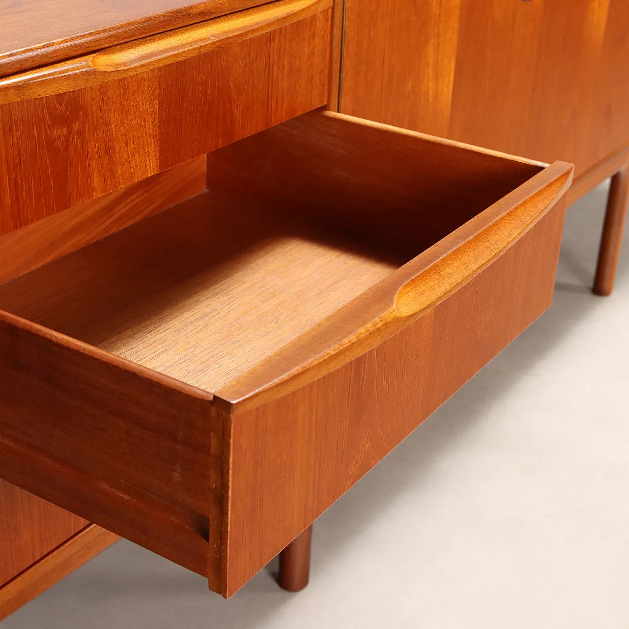 Credenza impiallacciata in teak, '900 7