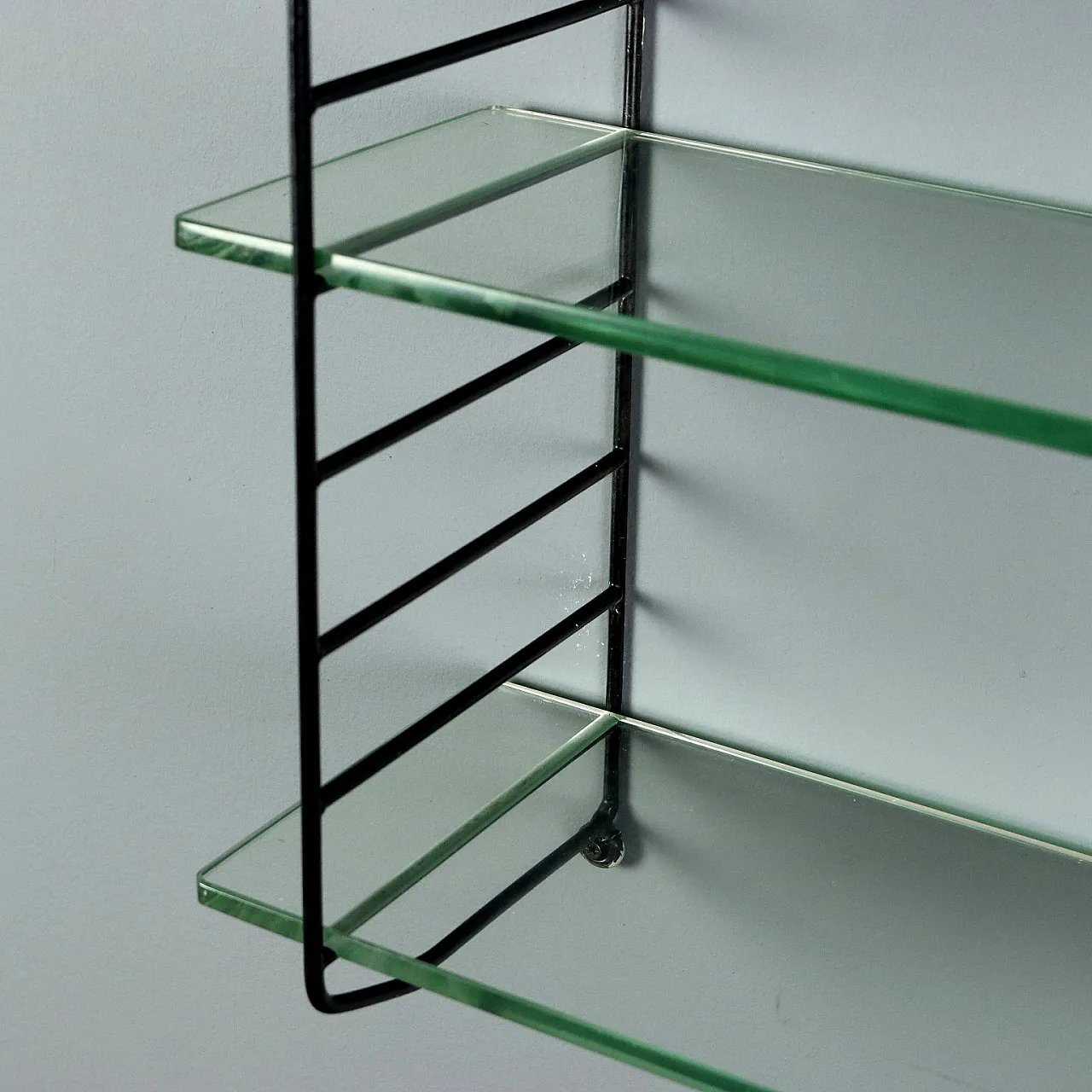 Libreria a muro in metallo smaltato, anni '60 4