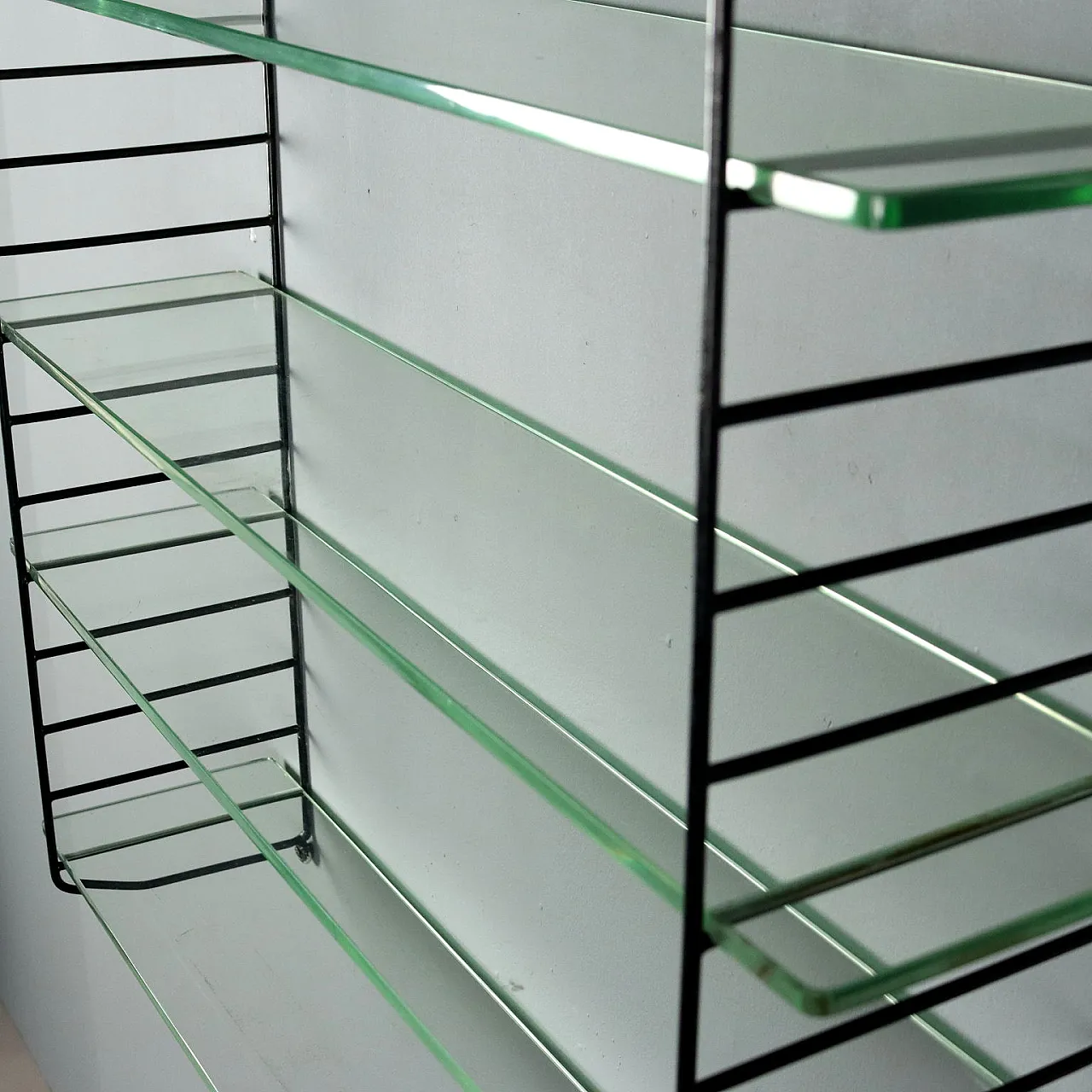 Libreria a muro in metallo smaltato, anni '60 6