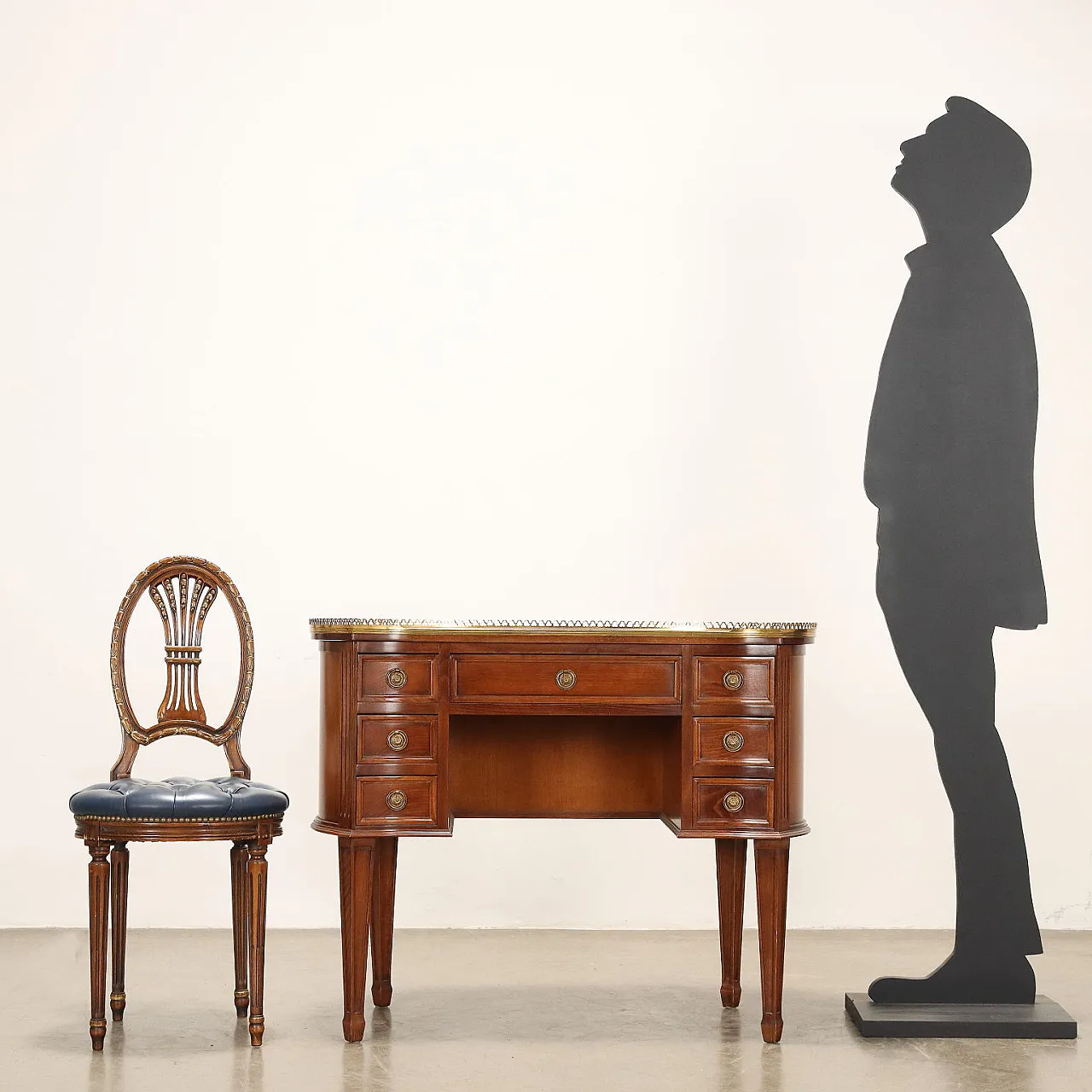 Scrivania  a forma di fagiolo con sedia in pelle, '900 2