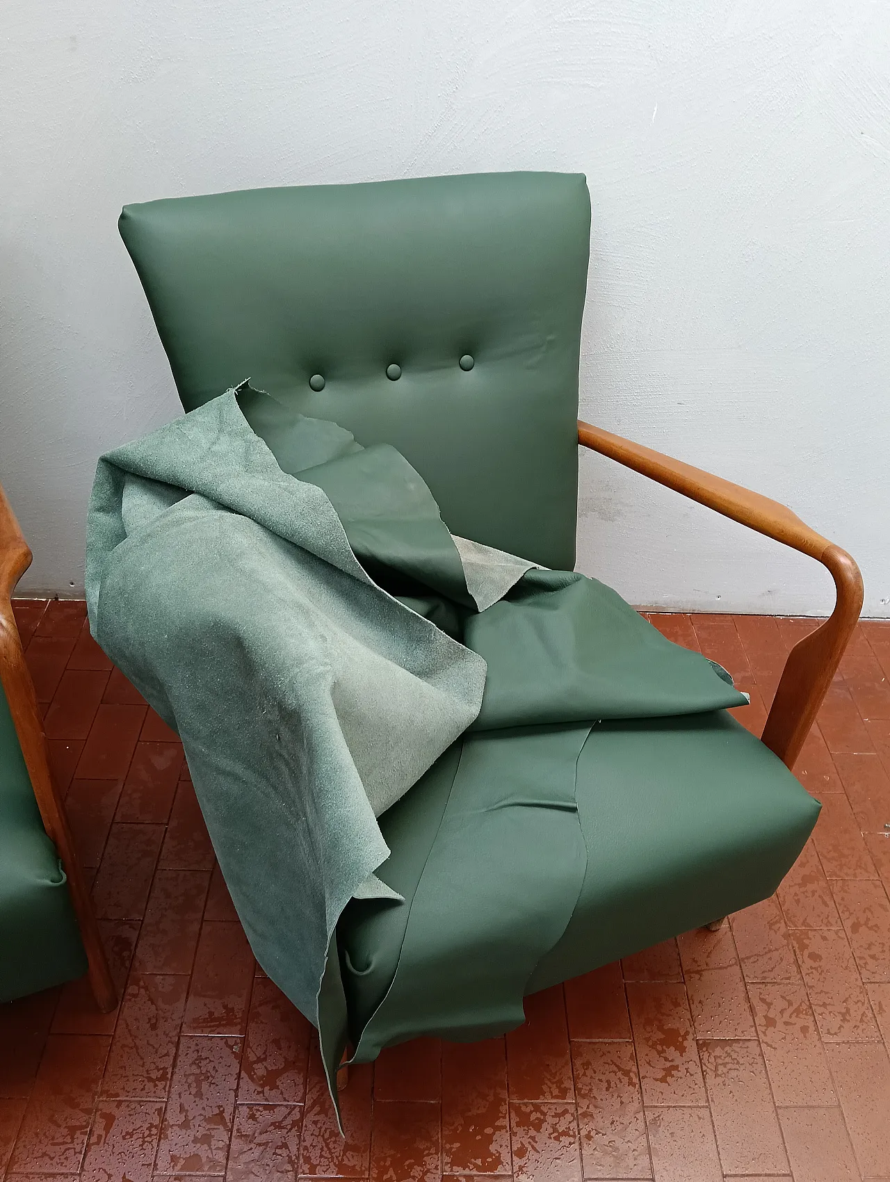 Pair of armchair 401 by Cassina walnut, calfskin, 50s 12