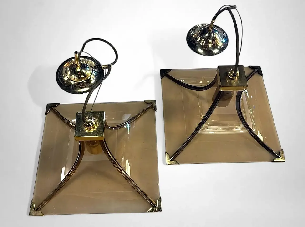 Coppia di lampadari in cristallo fumé e ottone, anni '70 1