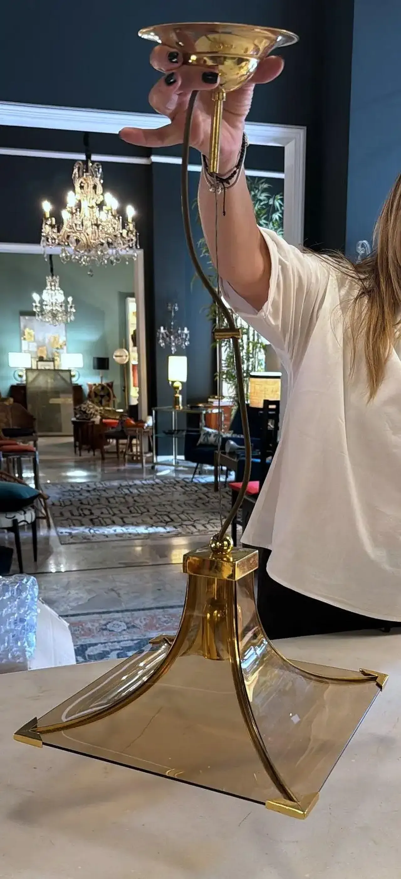 Coppia di lampadari in cristallo fumé e ottone, anni '70 12