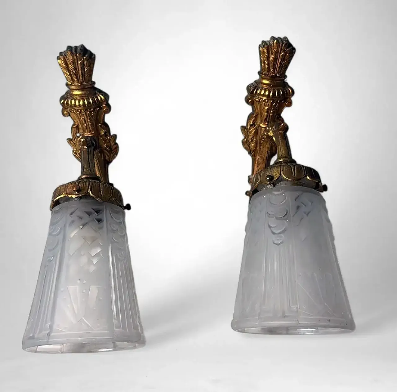 Pair of gilded bronze and cut glass wall lamps, 20th century 4