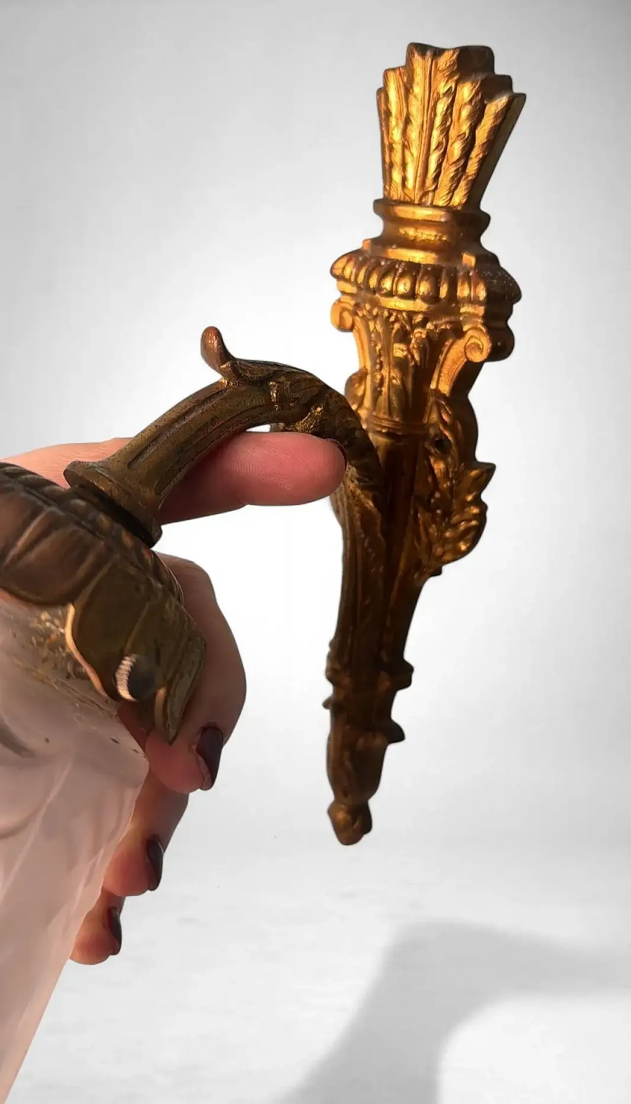 Pair of gilded bronze and cut glass wall lamps, 20th century 8