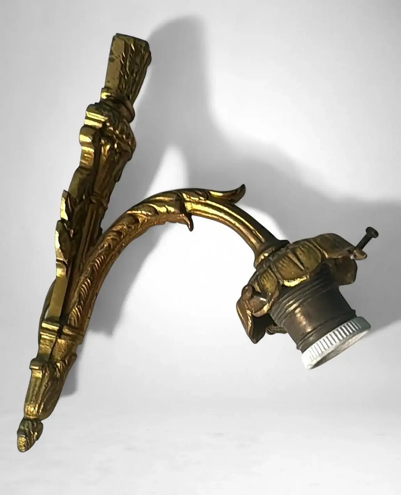 Pair of gilded bronze and cut glass wall lamps, 20th century 9