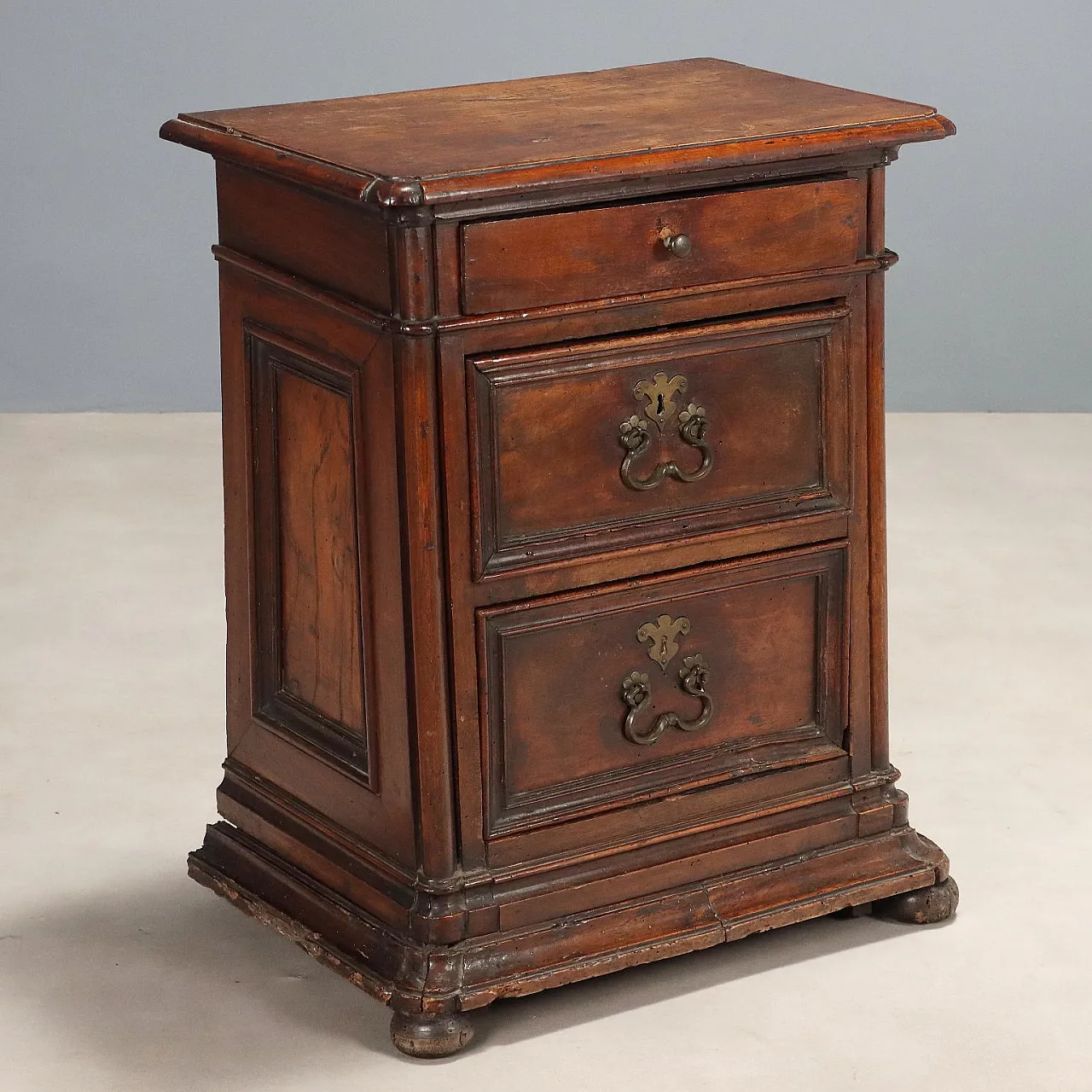 Comodino barocco in noce e abete, '600 1