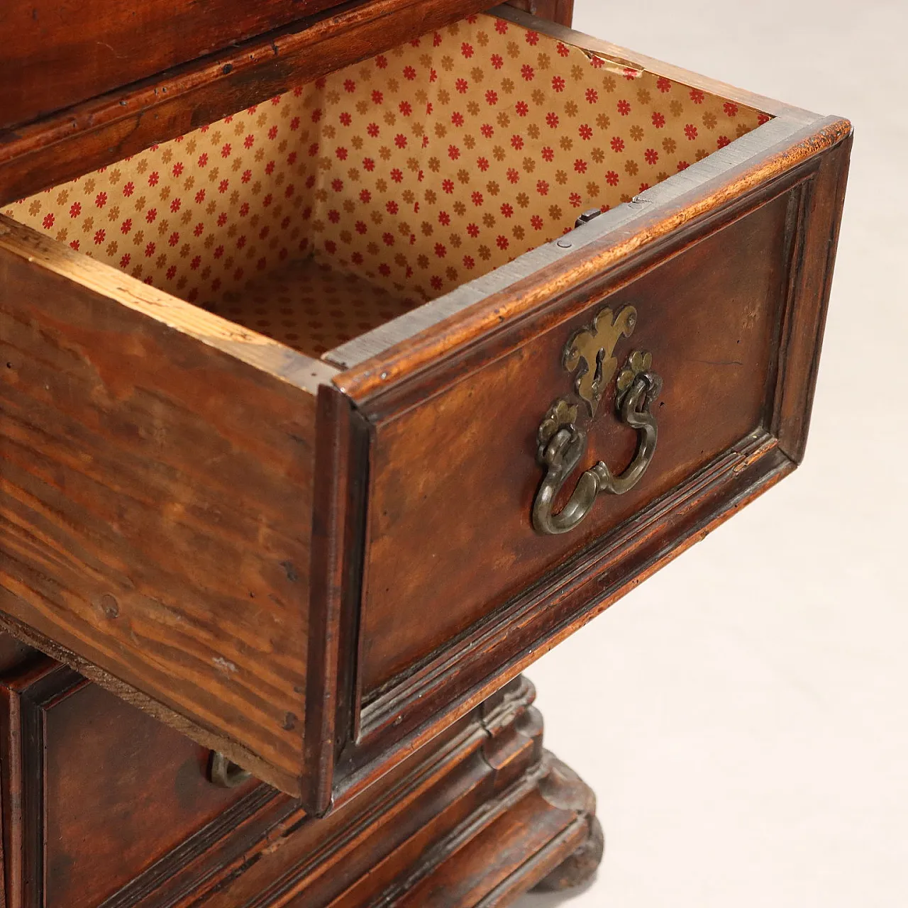 Comodino barocco in noce e abete, '600 5