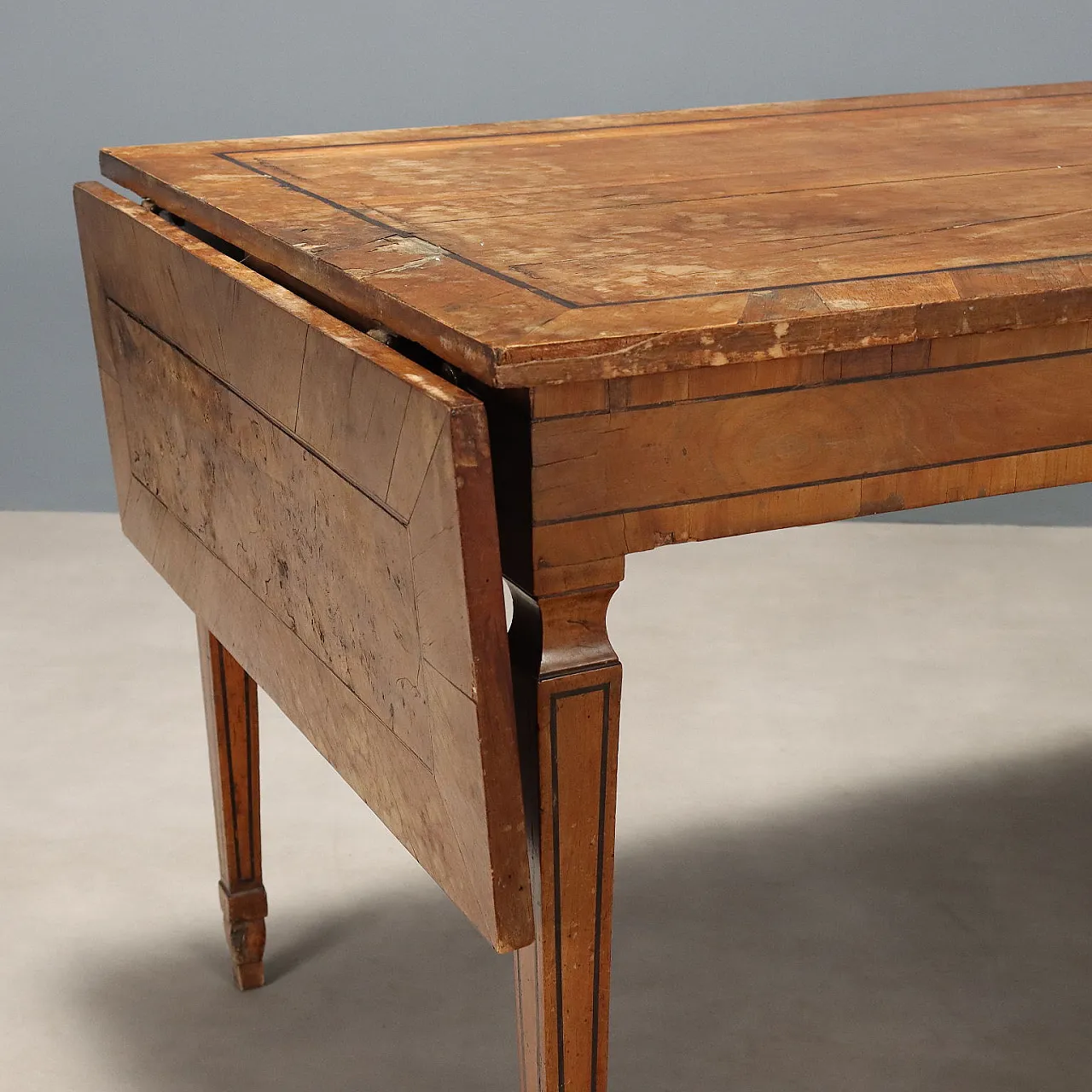 Tavolo in noce con filetti in ebano, primo '900 3