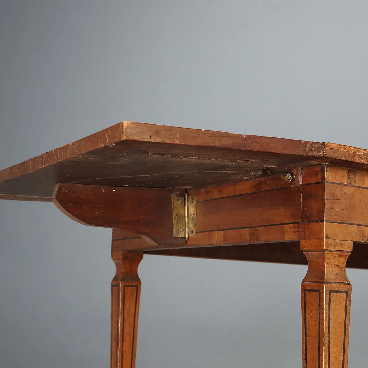 Tavolo in noce con filetti in ebano, primo '900 4