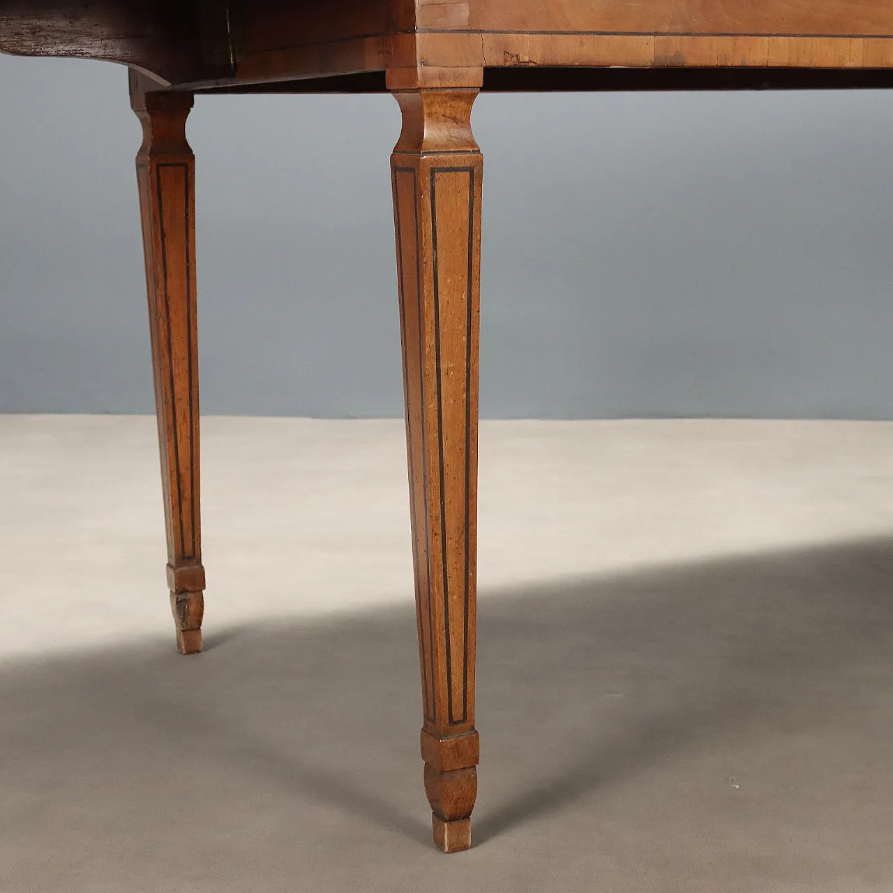 Tavolo in noce con filetti in ebano, primo '900 6