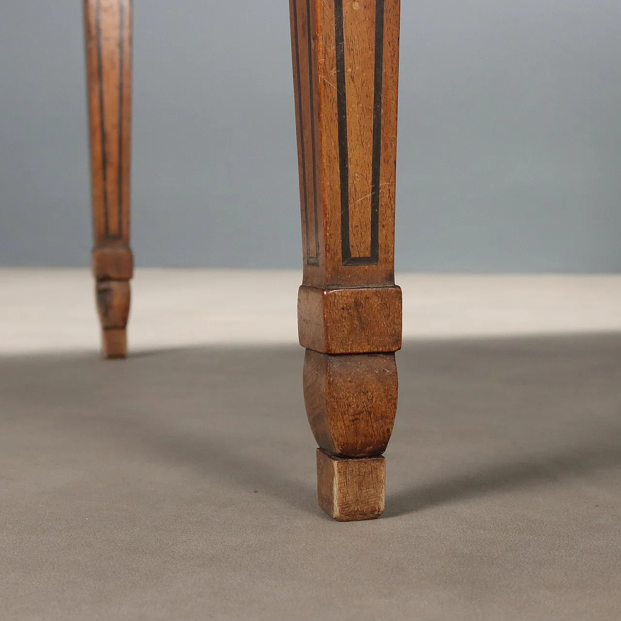 Tavolo in noce con filetti in ebano, primo '900 7