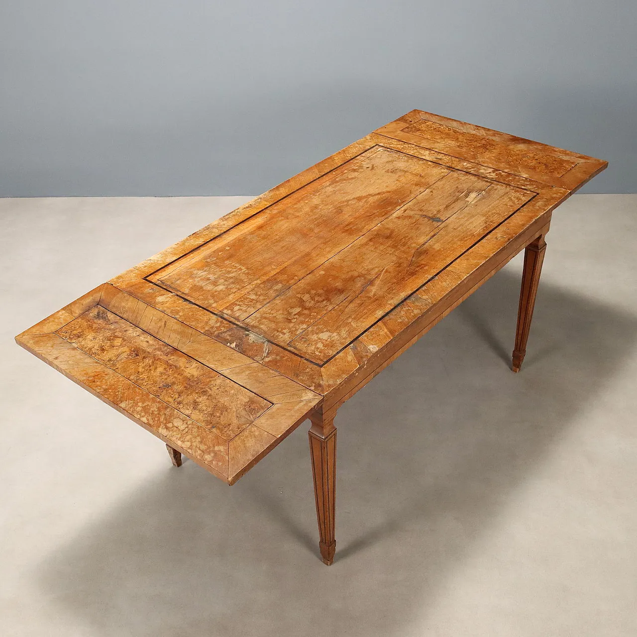 Tavolo in noce con filetti in ebano, primo '900 10