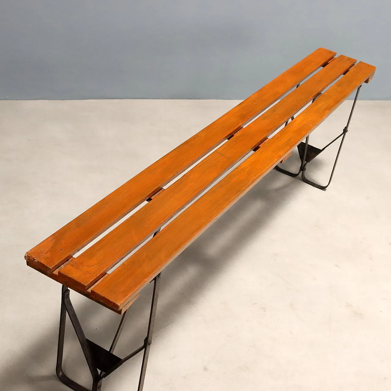 Panca pieghevole con gambe in metallo e seduta in faggio, '900 3